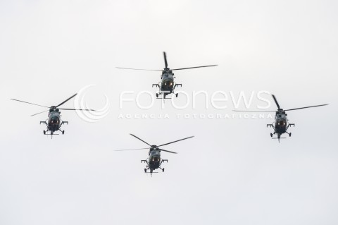  15.08.2018 WARSZAWA<br />DEFILADA Z OKAZJI SWIETA WOJSKA POLSKIEGO W WARSZAWIE<br />N/Z HELIKOPTER SMIGLOWIEC PZL W-3 SOKOL <br /> 