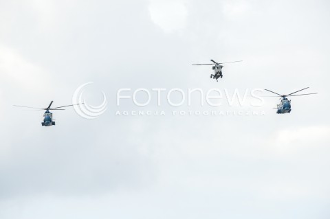  15.08.2018 WARSZAWA<br />DEFILADA Z OKAZJI SWIETA WOJSKA POLSKIEGO W WARSZAWIE<br />N/Z SMIGLOWCE HELIKOPTERY MIL MI-14 ( PO BOKACH ) ORAZ SMIGLOWIEC HELIKOPTER KAMAN SH-2 SEASPRITE ( W SRODKU ) MARYNARKI WOJENNEJ RP<br /> 