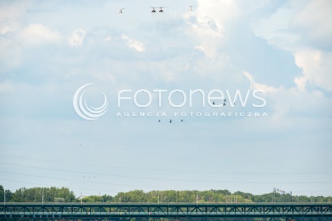  15.08.2018 WARSZAWA<br />DEFILADA Z OKAZJI SWIETA WOJSKA POLSKIEGO W WARSZAWIE<br />N/Z SMIGLOWCE HELIKOPTERY<br /> 