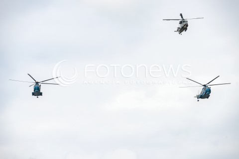  15.08.2018 WARSZAWA<br />DEFILADA Z OKAZJI SWIETA WOJSKA POLSKIEGO W WARSZAWIE<br />N/Z SMIGLOWCE HELIKOPTERY MIL MI-14 ( PO BOKACH ) ORAZ SMIGLOWIEC HELIKOPTER KAMAN SH-2 SEASPRITE ( W SRODKU ) MARYNARKI WOJENNEJ RP<br /> 