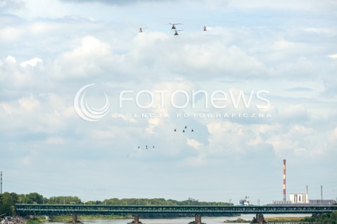 15.08.2018 WARSZAWA<br />DEFILADA Z OKAZJI SWIETA WOJSKA POLSKIEGO W WARSZAWIE<br />N/Z HELIKOPTER SMIGLOWIEC MI-8 DO TRANSPORTU VIPOW<br /> 