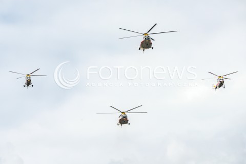  15.08.2018 WARSZAWA<br />DEFILADA Z OKAZJI SWIETA WOJSKA POLSKIEGO W WARSZAWIE<br />N/Z HELIKOPTER SMIGLOWIEC MI-8 I PO BOKACH SMIGLOWCE PZL W-3 SOKOL DO TRANSPORTU VIPOW<br /> 