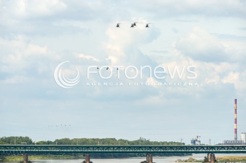  15.08.2018 WARSZAWA<br />DEFILADA Z OKAZJI SWIETA WOJSKA POLSKIEGO W WARSZAWIE<br />N/Z HELIKOPTER SMIGLOWIEC MI-8 DO TRANSPORTU VIPOW<br /> 