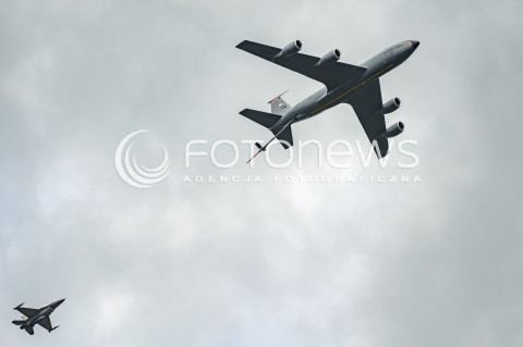  15.08.2018 WARSZAWA<br />DEFILADA Z OKAZJI SWIETA WOJSKA POLSKIEGO W WARSZAWIE<br />N/Z LATAJACA CYSTERNA AMERYKANSKICH SIL POWIETRZNYCH BOEING KC-135 STRATOTANKER I POLSKI SAMOLOT MYSLIWIEC LOCKHEED F-16 FIGHTING FALCON <br /> 