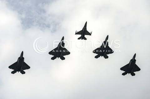  15.08.2018 WARSZAWA<br />DEFILADA Z OKAZJI SWIETA WOJSKA POLSKIEGO W WARSZAWIE<br />N/Z AMERYKANSKIE MYSLIWCE LOCKHEED F-22 RAPTOR I POLSKI SAMOLOT MYSLIWIEC LOCKHEED F-16 FIGHTING FALCON <br /> 
