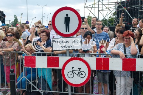  15.08.2018 WARSZAWA<br />DEFILADA Z OKAZJI SWIETA WOJSKA POLSKIEGO W WARSZAWIE<br />N/Z UCZESTNICY WYDARZENIA ZAKAZ PRZEJSCIA MIESZKANCY WARSZAWY TLUMY NA ULICACH<br /> 