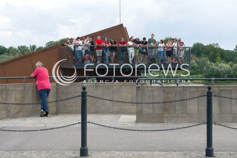  15.08.2018 WARSZAWA<br />DEFILADA Z OKAZJI SWIETA WOJSKA POLSKIEGO W WARSZAWIE<br />N/Z WIDZOWIE UCZESTNICY WYDARZENIA NA BALKONIE MIESZKANCY WARSZAWY<br /> 