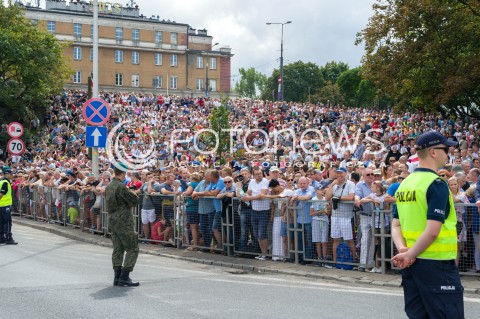 15.08.2018 WARSZAWA<br />DEFILADA Z OKAZJI SWIETA WOJSKA POLSKIEGO W WARSZAWIE<br />N/Z UCZESTNICY WYDARZENIA NA SKARPIE MIESZKANCY WARSZAWY POLICJA TLUMY NA ULICACH<br /> 