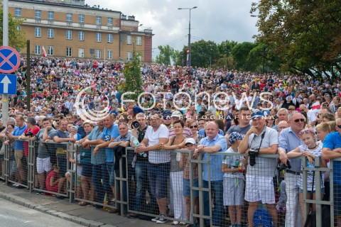  15.08.2018 WARSZAWA<br />DEFILADA Z OKAZJI SWIETA WOJSKA POLSKIEGO W WARSZAWIE<br />N/Z UCZESTNICY WYDARZENIA NA SKARPIE MIESZKANCY WARSZAWY TLUMY NA ULICACH<br /> 