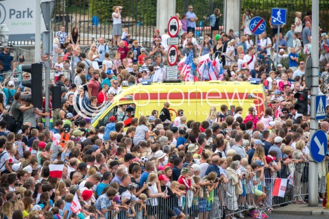  15.08.2018 WARSZAWA<br />DEFILADA Z OKAZJI SWIETA WOJSKA POLSKIEGO W WARSZAWIE<br />N/Z UCZESTNICY WYDARZENIA NA SKARPIE MIESZKANCY WARSZAWY TLUMY NA ULICACH KARETKA POGOTOWIE<br /> 