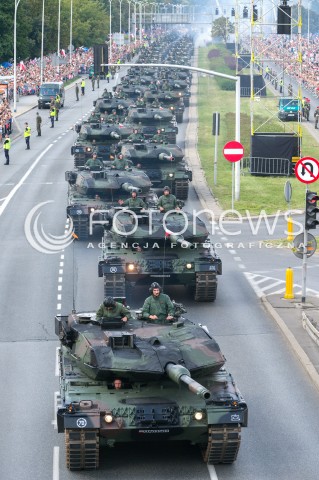  15.08.2018 WARSZAWA<br />DEFILADA Z OKAZJI SWIETA WOJSKA POLSKIEGO W WARSZAWIE<br />N/Z CZOLGI LEOPARD 2<br /> 