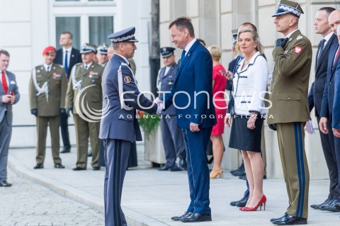  15.08.2018 WARSZAWA PALAC PREZYDENCKI<br />OBCHODY SWIETA WOJSKA POLSKIEGO<br />UROCZYSTOSC WRECZENIA NOMINACJI GENERALSKICH I ODZNACZEN  PANSTWOWYCH<br />N/Z MINISTER OBRONY NARODOWEJ MARIUSZ BLASZCZAK ANNA MARIA ANDERS GENERAL BRYGADY ROBERT GLAB<br /> 