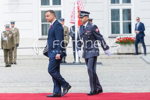  15.08.2018 WARSZAWA PALAC PREZYDENCKI<br />OBCHODY SWIETA WOJSKA POLSKIEGO<br />UROCZYSTOSC WRECZENIA NOMINACJI GENERALSKICH I ODZNACZEN  PANSTWOWYCH<br />N/Z PREZYDENT RP ANDRZEJ DUDA GENERAL BRYGADY ROBERT GLAB<br /> 