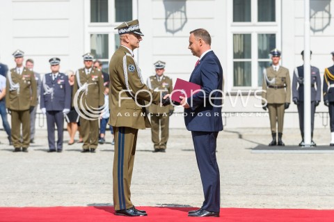  15.08.2018 WARSZAWA PALAC PREZYDENCKI<br />OBCHODY SWIETA WOJSKA POLSKIEGO<br />UROCZYSTOSC WRECZENIA NOMINACJI GENERALSKICH I ODZNACZEN  PANSTWOWYCH<br />N/Z PREZYDENT RP ANDRZEJ DUDA GENERAL BRONI RAJMUND ANDRZEJCZAK<br /> 