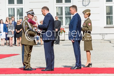  15.08.2018 WARSZAWA PALAC PREZYDENCKI<br />OBCHODY SWIETA WOJSKA POLSKIEGO<br />UROCZYSTOSC WRECZENIA NOMINACJI GENERALSKICH I ODZNACZEN  PANSTWOWYCH<br />N/Z PREZYDENT RP ANDRZEJ DUDA MARIUSZ BLASZCZAK GENERAL BRYGADY MACIEJ JABLONSKI <br /> 