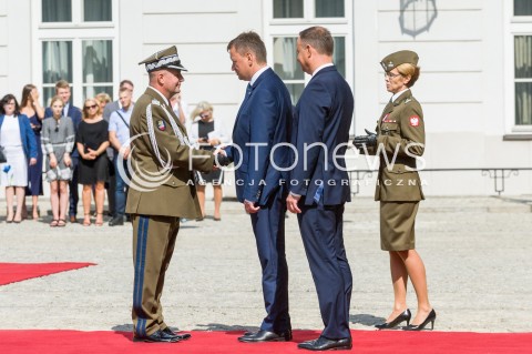  15.08.2018 WARSZAWA PALAC PREZYDENCKI<br />OBCHODY SWIETA WOJSKA POLSKIEGO<br />UROCZYSTOSC WRECZENIA NOMINACJI GENERALSKICH I ODZNACZEN  PANSTWOWYCH<br />N/Z PREZYDENT RP ANDRZEJ DUDA MARIUSZ BLASZCZAK GENERAL BRYGADY MACIEJ JABLONSKI <br /> 