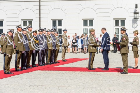  15.08.2018 WARSZAWA PALAC PREZYDENCKI<br />OBCHODY SWIETA WOJSKA POLSKIEGO<br />UROCZYSTOSC WRECZENIA NOMINACJI GENERALSKICH I ODZNACZEN  PANSTWOWYCH<br />N/Z PREZYDENT RP ANDRZEJ DUDA NOMINOWANI GENERALOWIE GENERAL BRYGADY WIESLAW KUKULA<br /> 