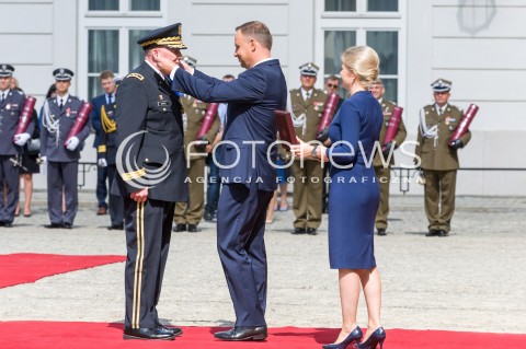  15.08.2018 WARSZAWA PALAC PREZYDENCKI<br />OBCHODY SWIETA WOJSKA POLSKIEGO<br />UROCZYSTOSC WRECZENIA NOMINACJI GENERALSKICH I ODZNACZEN  PANSTWOWYCH<br />N/Z PREZYDENT RP ANDRZEJ DUDA GENERAL DYWIZJI RICHARD J. HAYES<br /> 