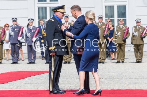  15.08.2018 WARSZAWA PALAC PREZYDENCKI<br />OBCHODY SWIETA WOJSKA POLSKIEGO<br />UROCZYSTOSC WRECZENIA NOMINACJI GENERALSKICH I ODZNACZEN  PANSTWOWYCH<br />N/Z PREZYDENT RP ANDRZEJ DUDA GENERAL DYWIZJI RICHARD J. HAYES<br /> 