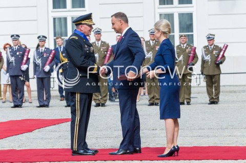  15.08.2018 WARSZAWA PALAC PREZYDENCKI<br />OBCHODY SWIETA WOJSKA POLSKIEGO<br />UROCZYSTOSC WRECZENIA NOMINACJI GENERALSKICH I ODZNACZEN  PANSTWOWYCH<br />N/Z PREZYDENT RP ANDRZEJ DUDA GENERAL DYWIZJI RICHARD J. HAYES<br /> 