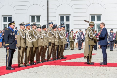  15.08.2018 WARSZAWA PALAC PREZYDENCKI<br />OBCHODY SWIETA WOJSKA POLSKIEGO<br />UROCZYSTOSC WRECZENIA NOMINACJI GENERALSKICH I ODZNACZEN  PANSTWOWYCH<br />N/Z PREZYDENT RP ANDRZEJ DUDA GENERAL BRYGADY RYSZARD PIETRAS <br /> 