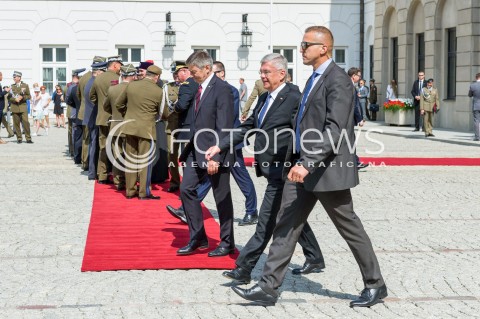  15.08.2018 WARSZAWA PALAC PREZYDENCKI<br />OBCHODY SWIETA WOJSKA POLSKIEGO<br />UROCZYSTOSC WRECZENIA NOMINACJI GENERALSKICH I ODZNACZEN  PANSTWOWYCH<br />N/Z MAREK KUCHCINSKI STANISLAW KARCZEWSKI OCHRONA OCHRONIARZ SOP<br /> 