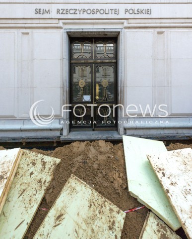  16.08.2018 WARSZAWA SEJM<br />POLITYCY W SEJMIE<br />N/Z REMONT PRZED WEJSCIEM DO BUDYNKU SEJMU ROZKOPANA ULICA WYKOPKI<br /> 