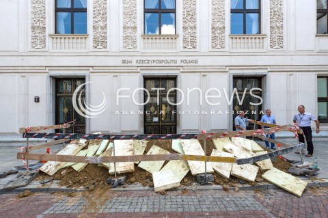  16.08.2018 WARSZAWA SEJM<br />POLITYCY W SEJMIE<br />N/Z REMONT PRZED WEJSCIEM DO BUDYNKU SEJMU ROZKOPANA ULICA WYKOPKI<br /> 
