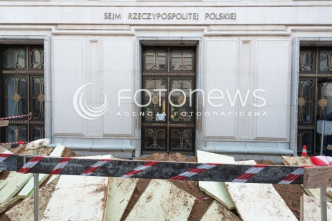  16.08.2018 WARSZAWA SEJM<br />POLITYCY W SEJMIE<br />N/Z REMONT PRZED WEJSCIEM DO BUDYNKU SEJMU ROZKOPANA ULICA WYKOPKI<br /> 