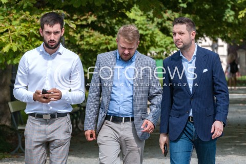  17.08.2018 WARSZAWA<br />KONFERENCJA PRASOWA KANDYDATA NA PREZYDENTA WARSZAWY PATRYKA JAKIEGO POROWNAJ PROGRAM KANDYDATOW NA PREZYDENTA<br />N/Z PATRYK JAKI JACEK OZDOBA CEZARY WASIK<br /> 