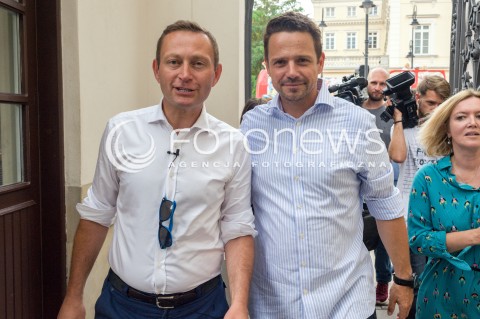  18.08.2018 WARSZAWA<br />PARADA SENIOROW <br />N/Z PAWEL RABIEJ RAFAL TRZASKOWSKI<br /> 