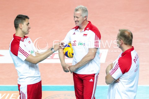  18.08.2018 OSTROWIEC SWIETOKRZYSKI <br />
SIATKOWKA MEZCZYZN <br />
MECZ TOWARZYSKI <br />
POLSKA - KAMERUN ( Poland - Cameroon ) <br />
N/Z VITAL HEYNEN - TRENER ( HEAD COACH ) MICHAL MIESZKO GOGOL - II TRENER ( ASSISTANT COACH ) SEBASTIAN PAWLIK - II TRENER ( ASSISTANT COACH ) <br />
 