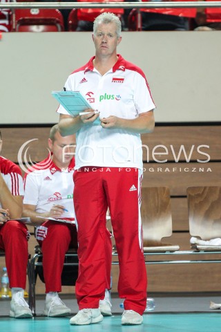  18.08.2018 OSTROWIEC SWIETOKRZYSKI <br />
SIATKOWKA MEZCZYZN <br />
MECZ TOWARZYSKI <br />
POLSKA - KAMERUN ( Poland - Cameroon ) <br />
N/Z VITAL HEYNEN - TRENER ( HEAD COACH ) SYLWETKA <br />
 