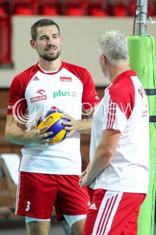  18.08.2018 OSTROWIEC SWIETOKRZYSKI <br />
SIATKOWKA MEZCZYZN <br />
MECZ TOWARZYSKI <br />
POLSKA - KAMERUN ( Poland - Cameroon ) <br />
N/Z VITAL HEYNEN - TRENER ( HEAD COACH ) DAWID KONARSKI <br />
 