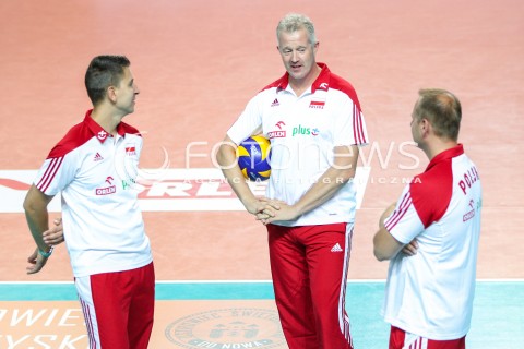  18.08.2018 OSTROWIEC SWIETOKRZYSKI <br />
SIATKOWKA MEZCZYZN <br />
MECZ TOWARZYSKI <br />
POLSKA - KAMERUN ( Poland - Cameroon ) <br />
N/Z VITAL HEYNEN - TRENER ( HEAD COACH ) MICHAL MIESZKO GOGOL - II TRENER ( ASSISTANT COACH ) SEBASTIAN PAWLIK - II TRENER ( ASSISTANT COACH ) <br />
 