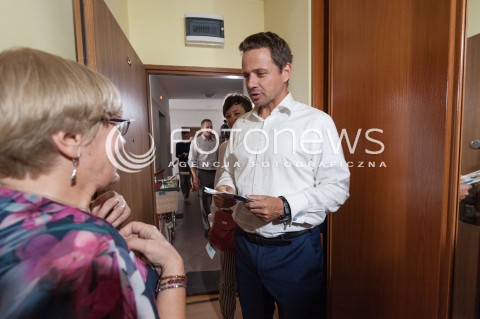  21.08.2018 WARSZAWA<br />INAUGURACJA PROGRAMU OTWARTE DRZWI DLA WARSZAWY AKCJA DOOR2DOOR<br />N/Z RAFAL TRZASKOWSKI<br /> 