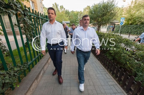  21.08.2018 WARSZAWA<br />INAUGURACJA PROGRAMU OTWARTE DRZWI DLA WARSZAWY AKCJA DOOR2DOOR<br />N/Z RAFAL TRZASKOWSKI ROBERT KEMPA BURMISTRZ URSYNOWA<br /> 