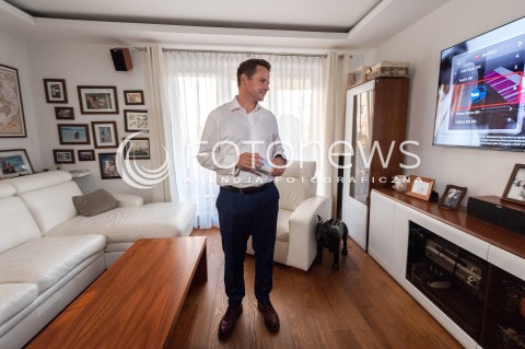  21.08.2018 WARSZAWA<br />INAUGURACJA PROGRAMU OTWARTE DRZWI DLA WARSZAWY AKCJA DOOR2DOOR<br />N/Z RAFAL TRZASKOWSKI TELEWIZOR TVN<br /> 