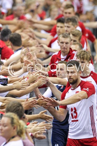  24.08.2018 KRAKOW (TAURON ARENA) <br />
XVI MEMORIAL HUBERTA JERZEGO WAGNERA <br />
MECZ POLSKA - KANADA ( MATCH POLAND - CANADA ) <br />
N/Z KIBICE DOPING PODZIEKOWANIE PIATKI PIATKA MICHAL KUBIAK JAKUB KOCHANOWSKI DAMIAN SCHULZ DAMIAN WOJTASZEK <br />
 