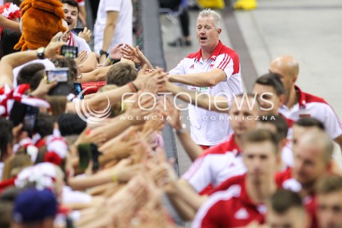  24.08.2018 KRAKOW (TAURON ARENA) <br />
XVI MEMORIAL HUBERTA JERZEGO WAGNERA <br />
MECZ POLSKA - KANADA ( MATCH POLAND - CANADA ) <br />
N/Z KIBICE DOPING PODZIEKOWANIE PIATKI PIATKA VITAL HEYNEN - I TRENER ( HEAD COACH ) <br />
 