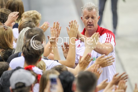  24.08.2018 KRAKOW (TAURON ARENA) <br />
XVI MEMORIAL HUBERTA JERZEGO WAGNERA <br />
MECZ POLSKA - KANADA ( MATCH POLAND - CANADA ) <br />
N/Z KIBICE DOPING PODZIEKOWANIE PIATKI PIATKA VITAL HEYNEN - I TRENER ( HEAD COACH ) <br />
 