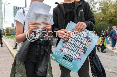  25.08.2018 WARSZAWA<br />MARSZ NA RZECZ PRAW ZWIERZAT<br />N/Z UCZESTNICY WYDARZENIA Z TRANSPARENTAMI I FLAGAMI<br /> 