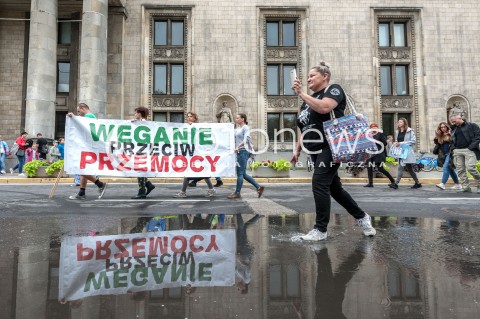  25.08.2018 WARSZAWA<br />MARSZ NA RZECZ PRAW ZWIERZAT<br />N/Z UCZESTNICY WYDARZENIA Z TRANSPARENTAMI I FLAGAMI<br /> 