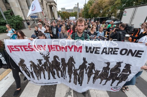  25.08.2018 WARSZAWA<br />MARSZ NA RZECZ PRAW ZWIERZAT<br />N/Z UCZESTNICY WYDARZENIA Z TRANSPARENTAMI I FLAGAMI<br /> 