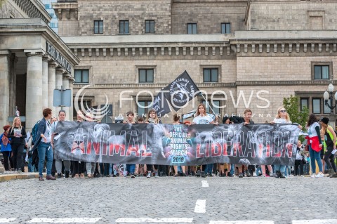  25.08.2018 WARSZAWA<br />MARSZ NA RZECZ PRAW ZWIERZAT<br />N/Z UCZESTNICY WYDARZENIA Z TRANSPARENTAMI I FLAGAMI<br /> 