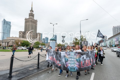  25.08.2018 WARSZAWA<br />MARSZ NA RZECZ PRAW ZWIERZAT<br />N/Z UCZESTNICY WYDARZENIA Z TRANSPARENTAMI I FLAGAMI<br /> 