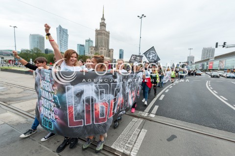  25.08.2018 WARSZAWA<br />MARSZ NA RZECZ PRAW ZWIERZAT<br />N/Z UCZESTNICY WYDARZENIA Z TRANSPARENTAMI I FLAGAMI<br /> 