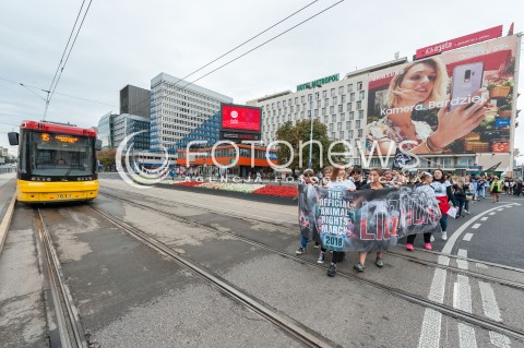  25.08.2018 WARSZAWA<br />MARSZ NA RZECZ PRAW ZWIERZAT<br />N/Z UCZESTNICY WYDARZENIA Z TRANSPARENTAMI I FLAGAMI<br /> 