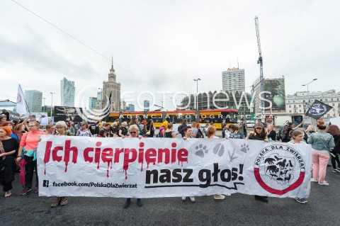  25.08.2018 WARSZAWA<br />MARSZ NA RZECZ PRAW ZWIERZAT<br />N/Z UCZESTNICY WYDARZENIA Z TRANSPARENTAMI I FLAGAMI<br /> 