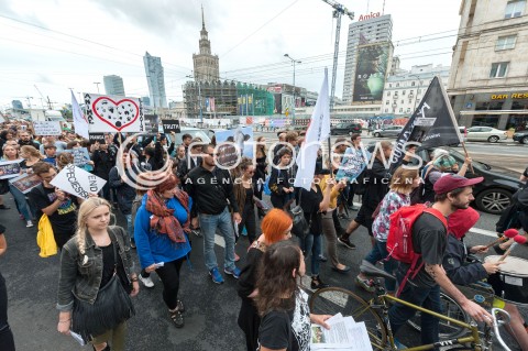  25.08.2018 WARSZAWA<br />MARSZ NA RZECZ PRAW ZWIERZAT<br />N/Z UCZESTNICY WYDARZENIA Z TRANSPARENTAMI I FLAGAMI<br /> 